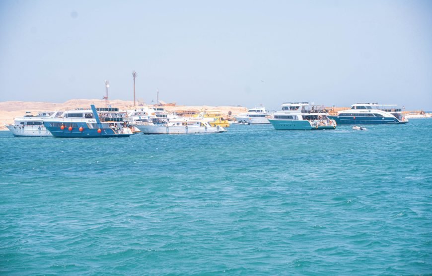 Hurghada: Hula Hula Boat Trip with Snorkeling and lunch